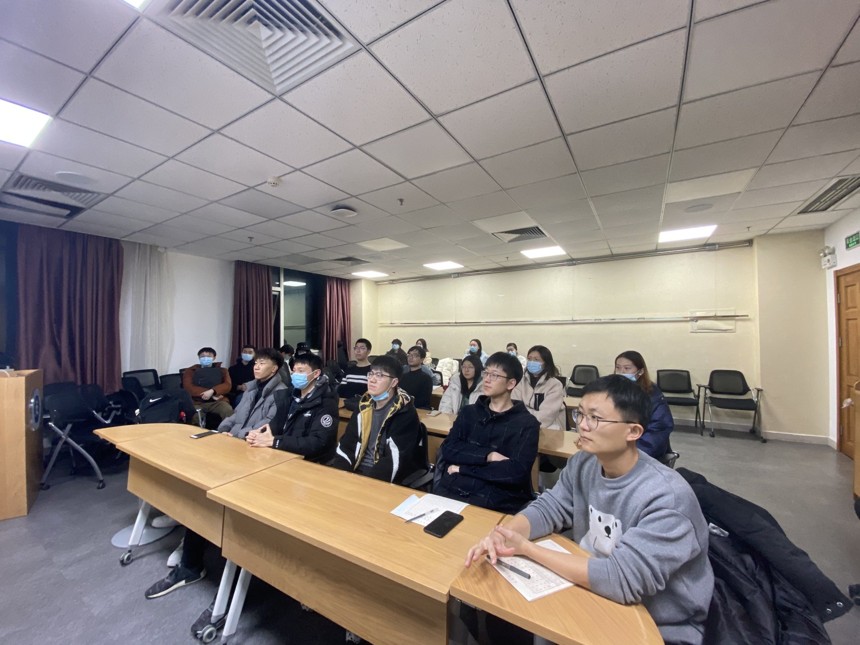 会议室里的人们

描述已自动生成