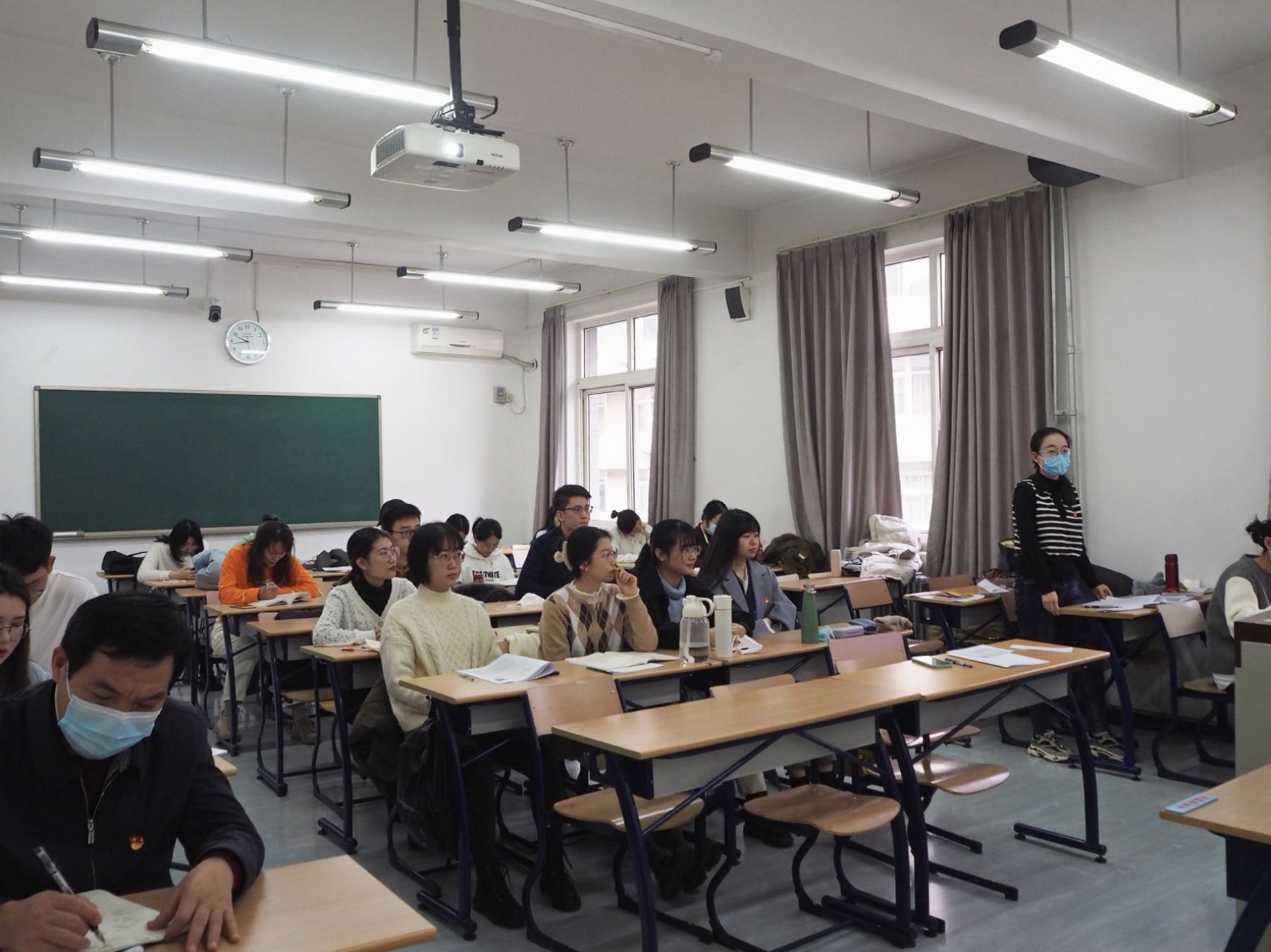 桌子上有许多人在房间里

中度可信度描述已自动生成