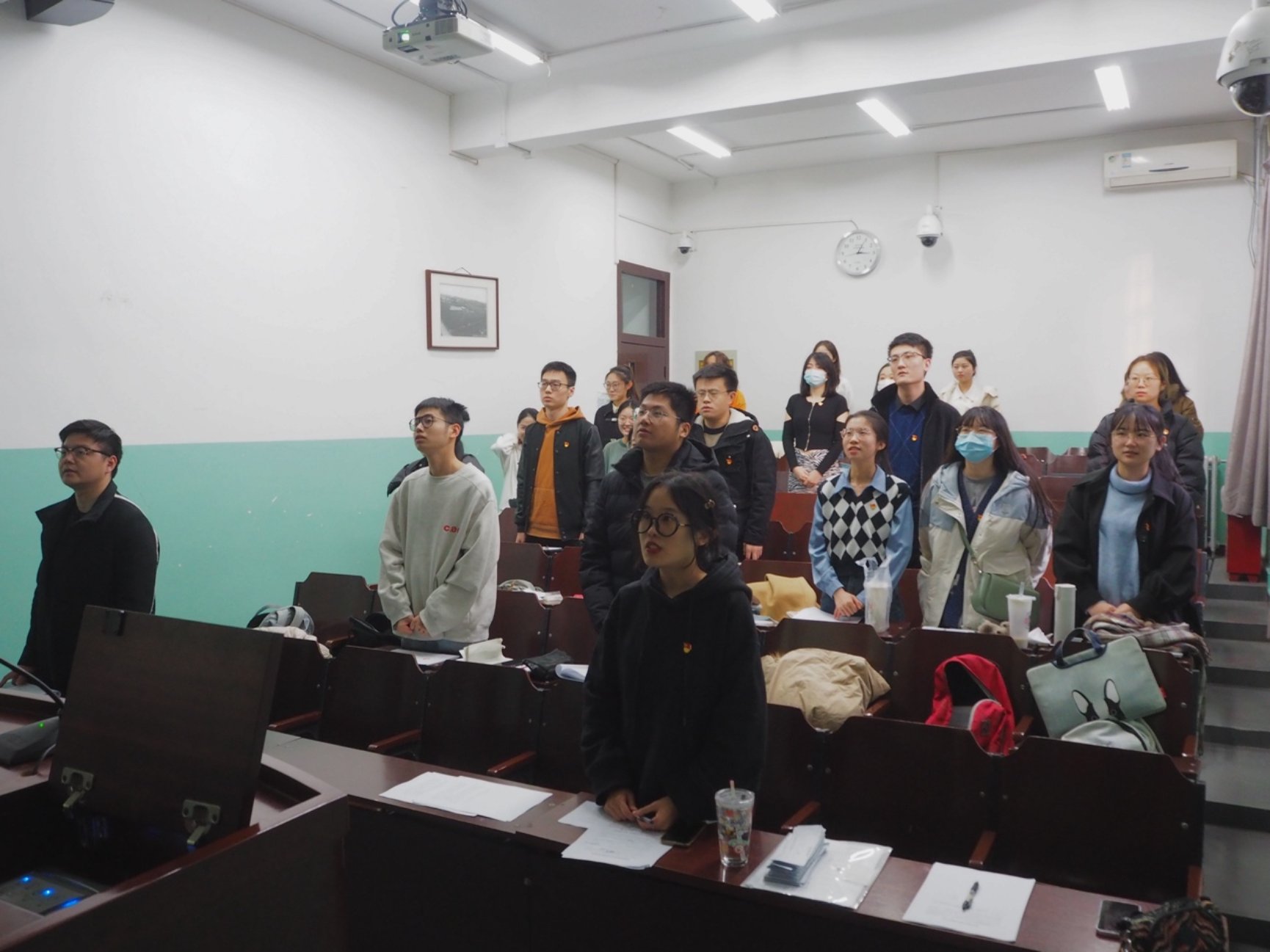 会议室里的人们

描述已自动生成