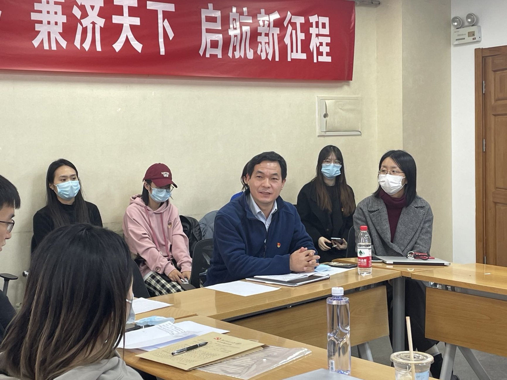 会议室里的人们

描述已自动生成